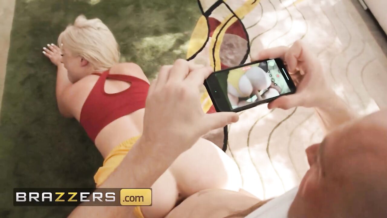 BRAZZERS - Sultry Blonde Riley Reign Poses Her Curvy Ass Just In The Right Way To Turn On Zac Wild