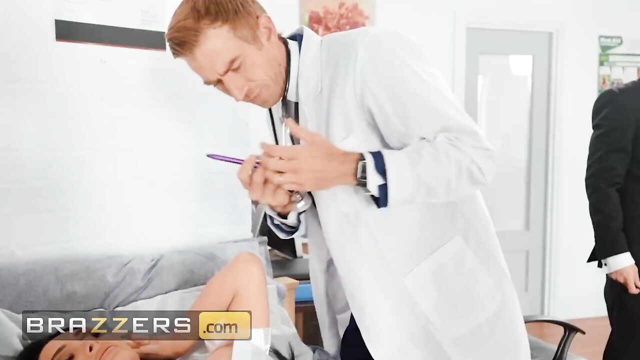 Brazzers - Doctor Danny Cures Kiki Daniels' Cold Feet With His Enormous Thick Cock