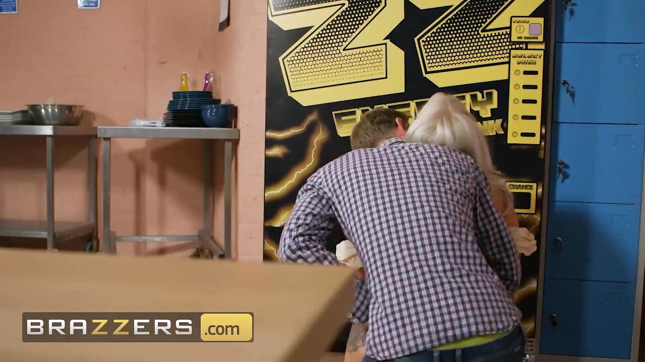 Brazzers - Danny D Finds His New Boss Little Louise Stuck & Givers Her A Helping Hand & Dick