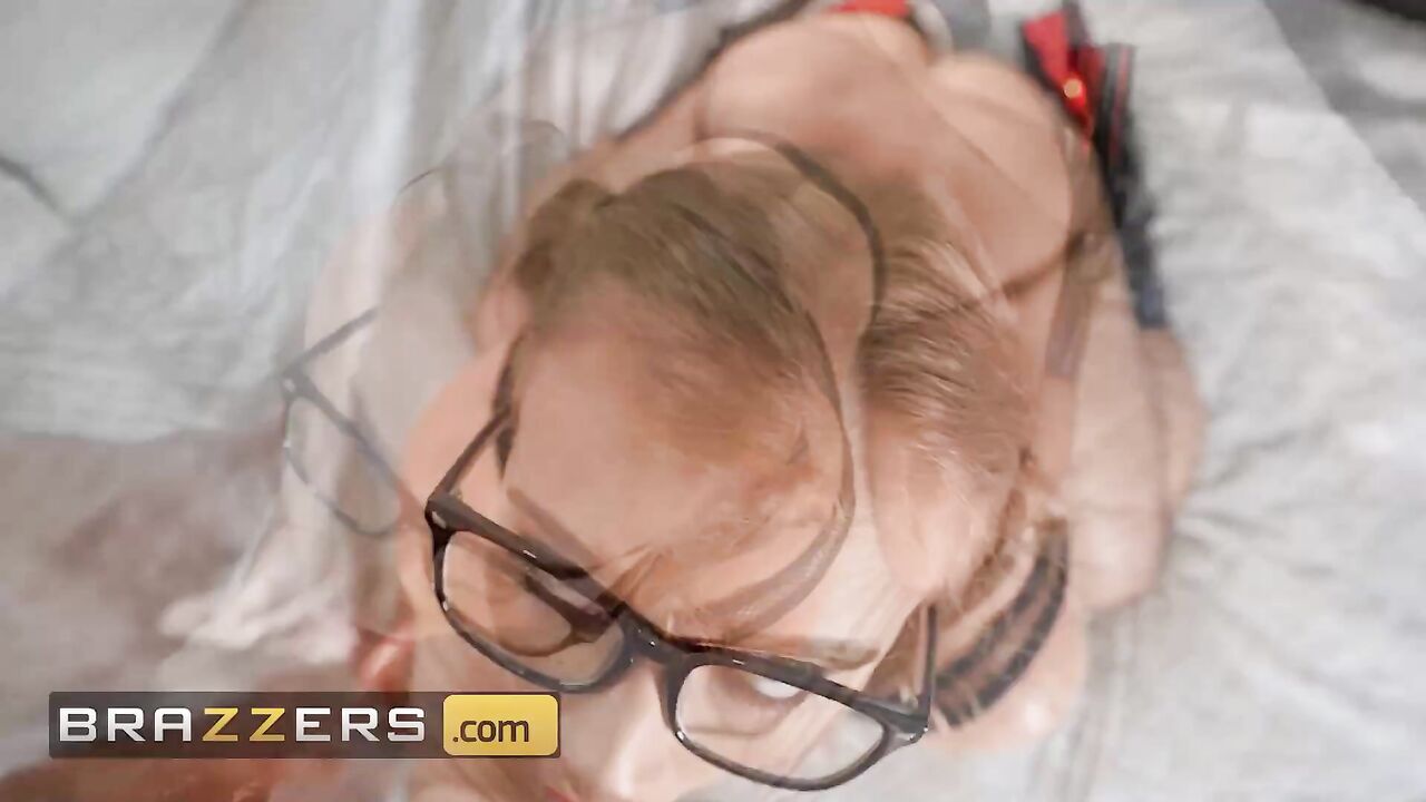 Brazzers - Horny Scarlet Chase Knows The Perfect Way To Put Her Bf In The Mood For Anal Sex