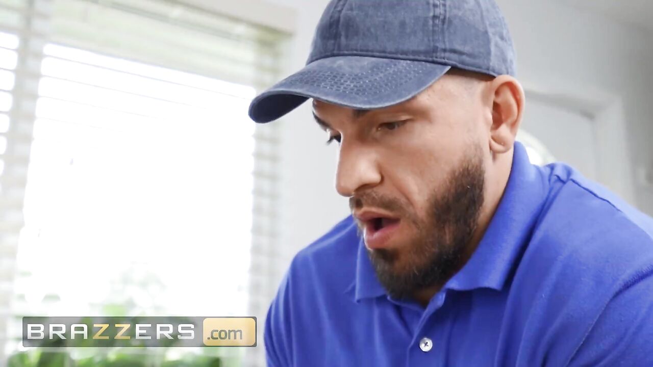 Brazzers - Peter Green Gives A Foot Massage To Selena Love Which Turns Into A Footjob & A Wild Fuck