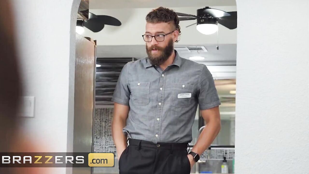 Brazzers - Tattooed Cougar Joslyn James Wants The Technician's Xander Corvus Dick Inside Her Holes