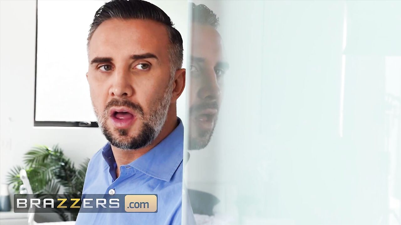 Brazzers - Bella Rose Catches Her Step Dad Watching Her Showering And Lets Him Cum All Over Her Face