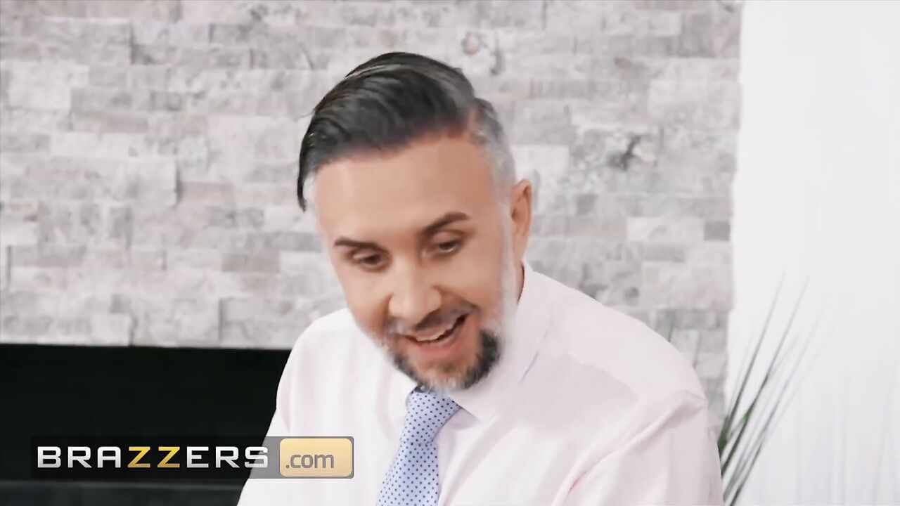 Brazzers - Big tit Milf Alexis Fawx is the Sexpert as she disciplines Keiran Lee