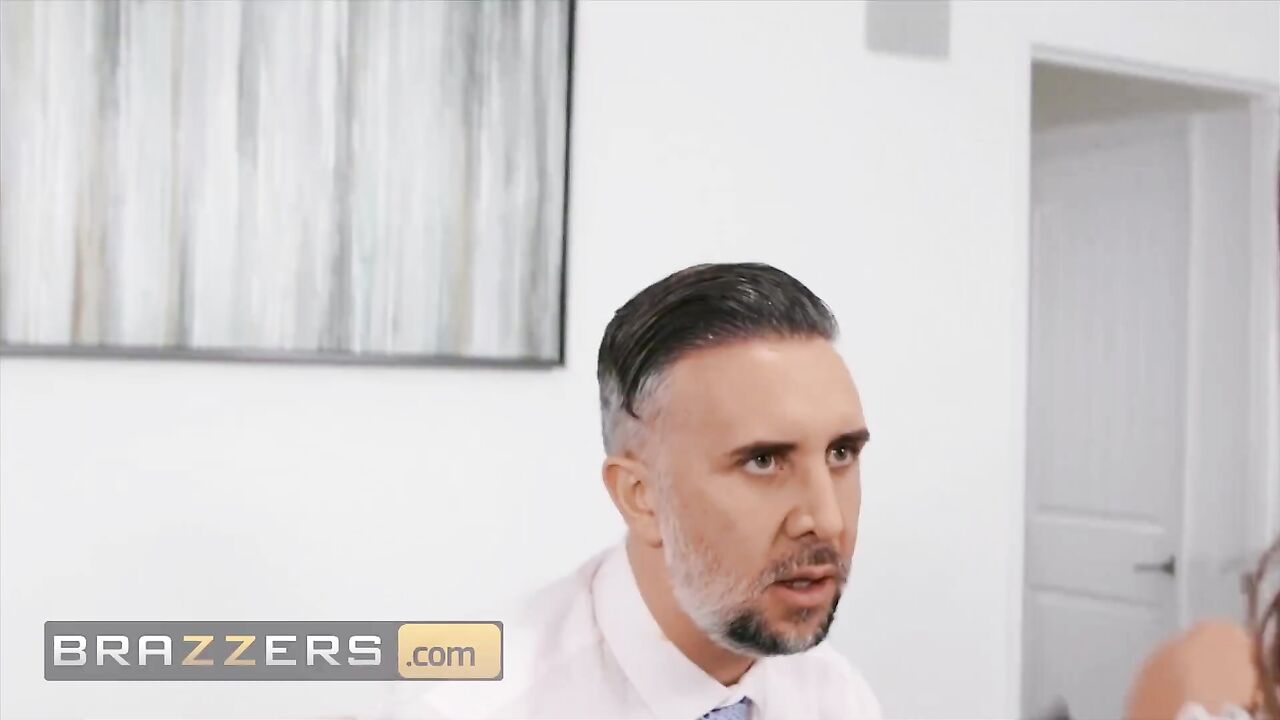 Brazzers - Big tit Milf Alexis Fawx is the Sexpert as she disciplines Keiran Lee