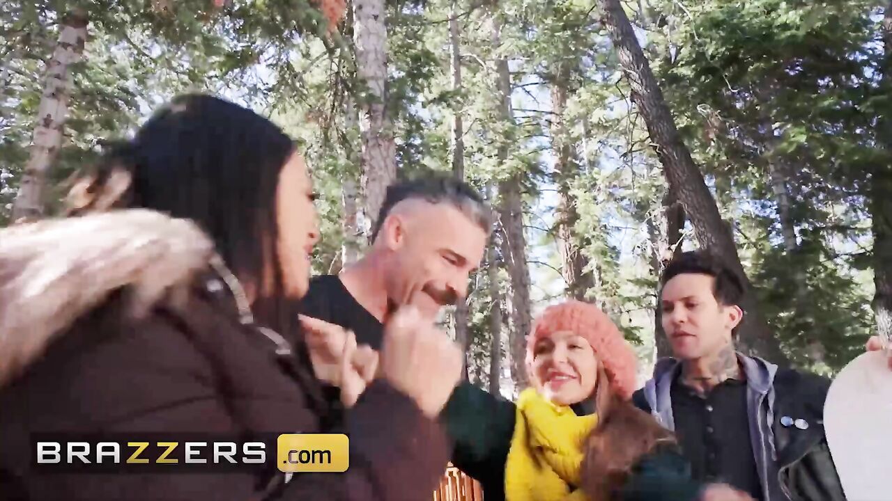 Brazzers - Sexy Abigail Mac Has Her Pussy Pounded In The Forest By Small Hands