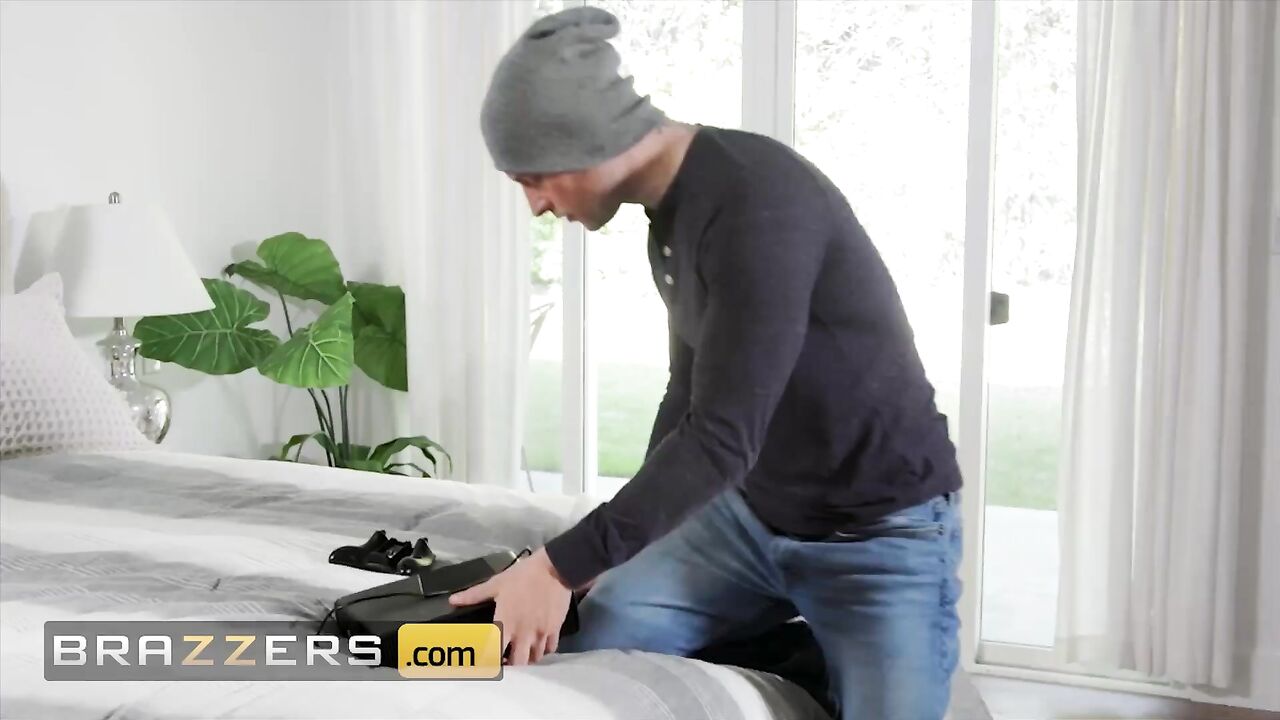 Brazzers - Horny Step Mom Holly Hotwife Goes Down On Her New Step Son