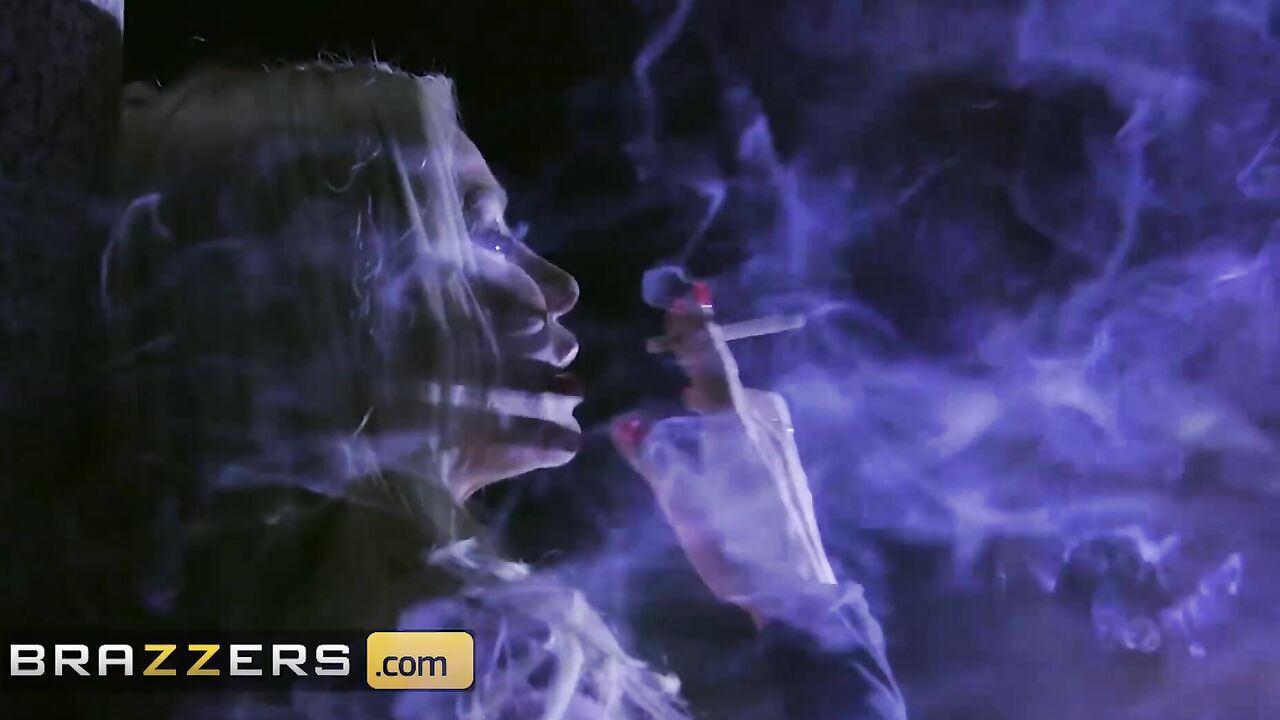 Brazzers - Sexy Milf Keiran Lee Seduces Robbin Banx,To Fuck Her Hard