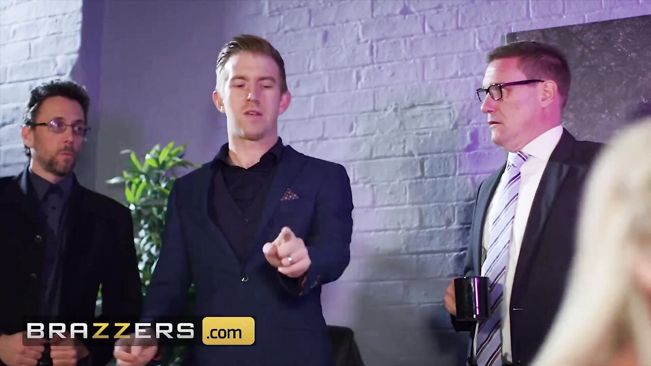 Brazzers - Sexy Office Milf Skyler Mckay Takes Huge Cock Up Her Ass