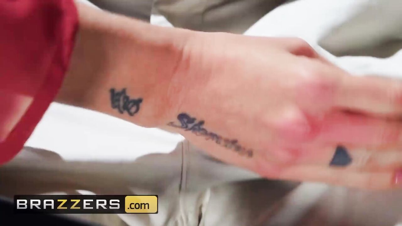 Brazzers - Busty MILF Joslyn James gets fucked hard by her sons friend