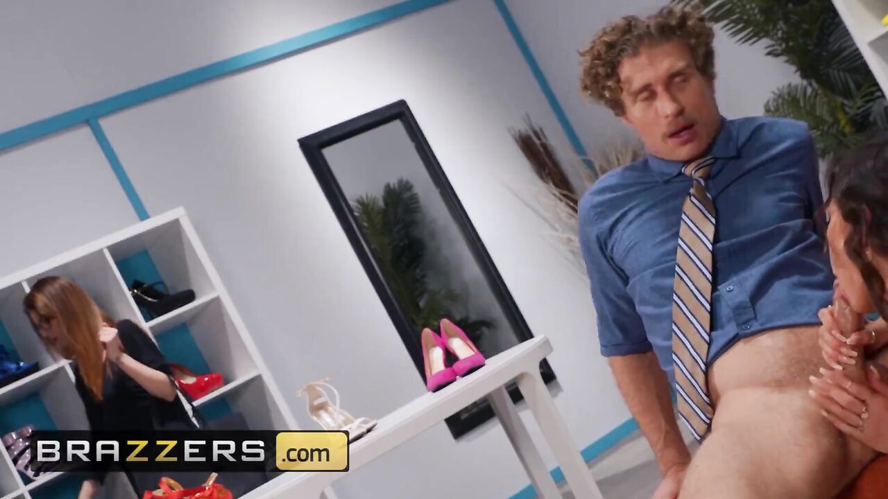 Brazzers - Desiree Dulce gets her feet and pussy worshiped