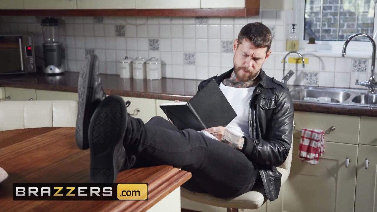 Brazzers - Big tit milf Stacey Saran cucks husband with Neighbor