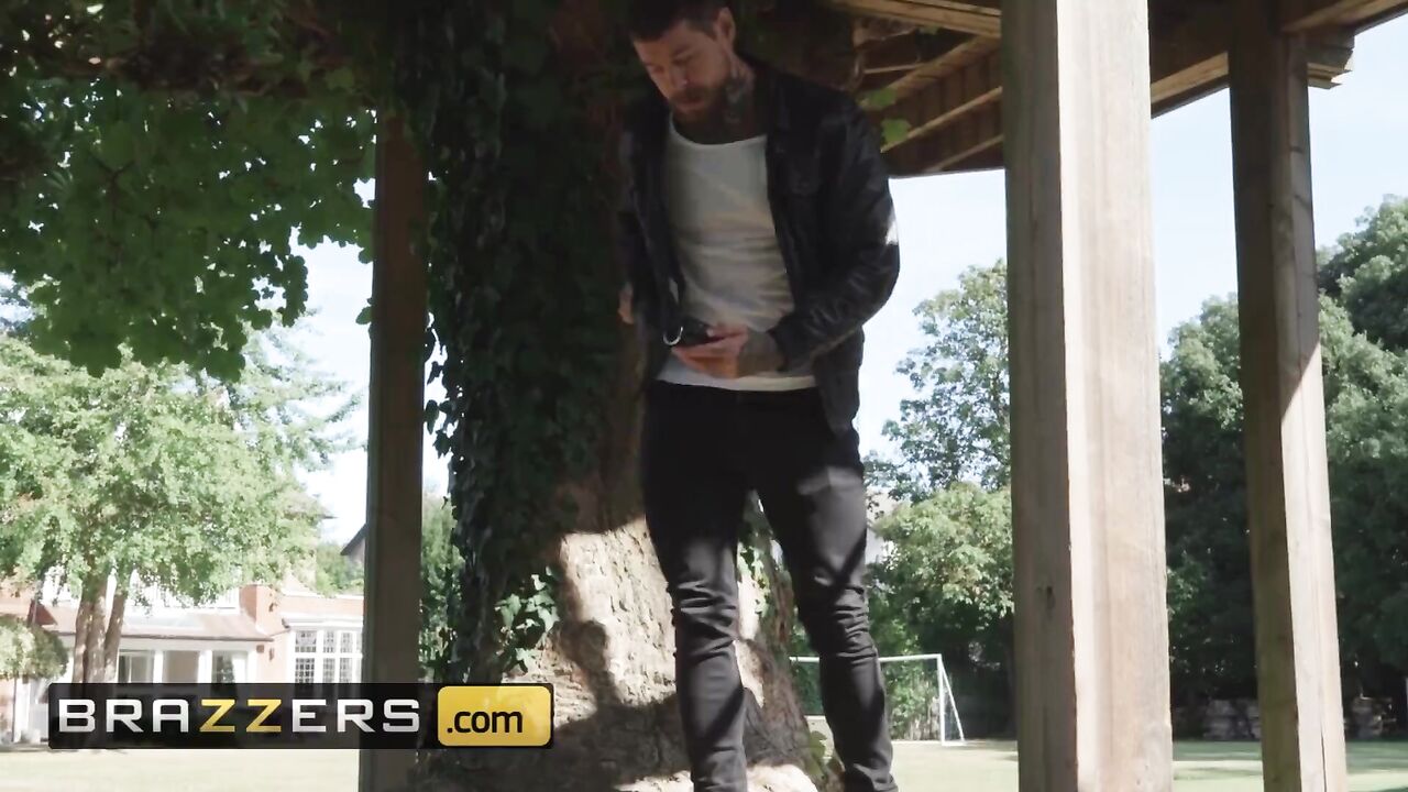 Brazzers - Big tit milf Stacey Saran cucks husband with Neighbor