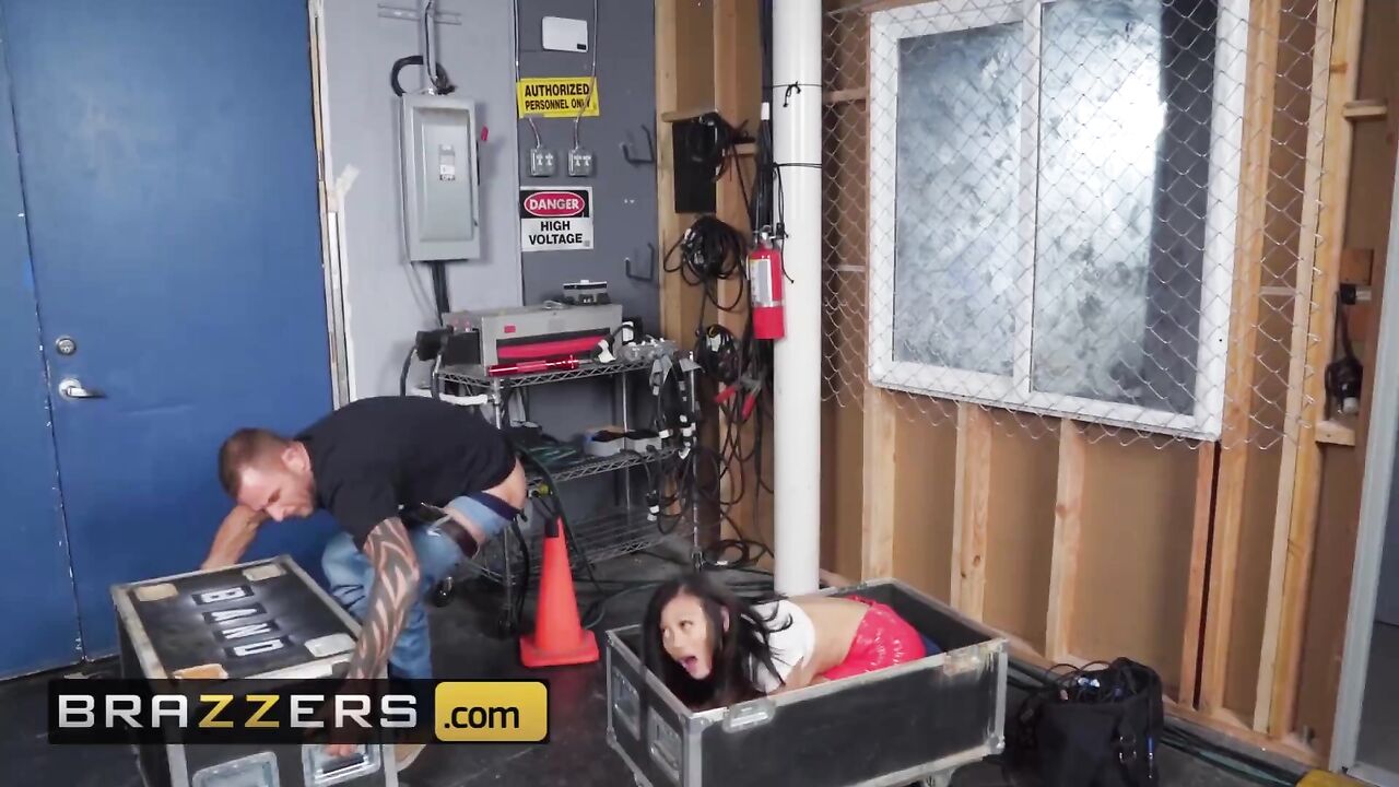 Brazzers - Small Asian groupie Jasmine Grey sneaky fucks