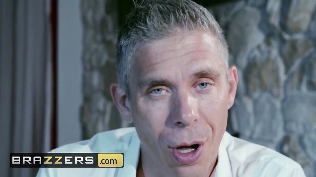 Brazzers - Bubble butt Abigail Mac loves anal