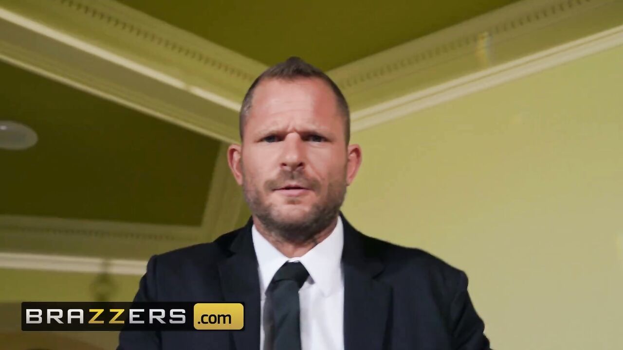 Brazzers - Curvy goth Ophelia Rain fucks in ripped fishnets