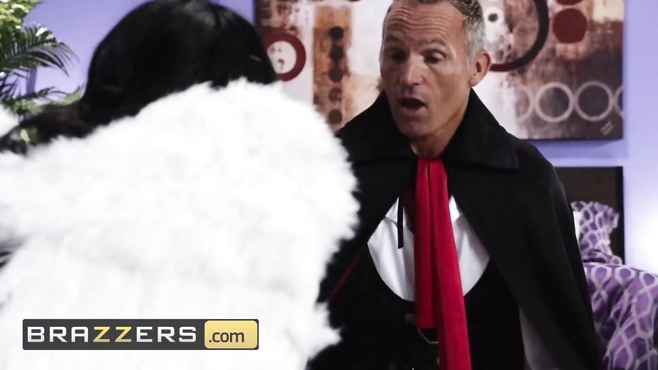 Brazzers - Lesbian Milfs Ariella Ferrera & Isis Love eat pussy