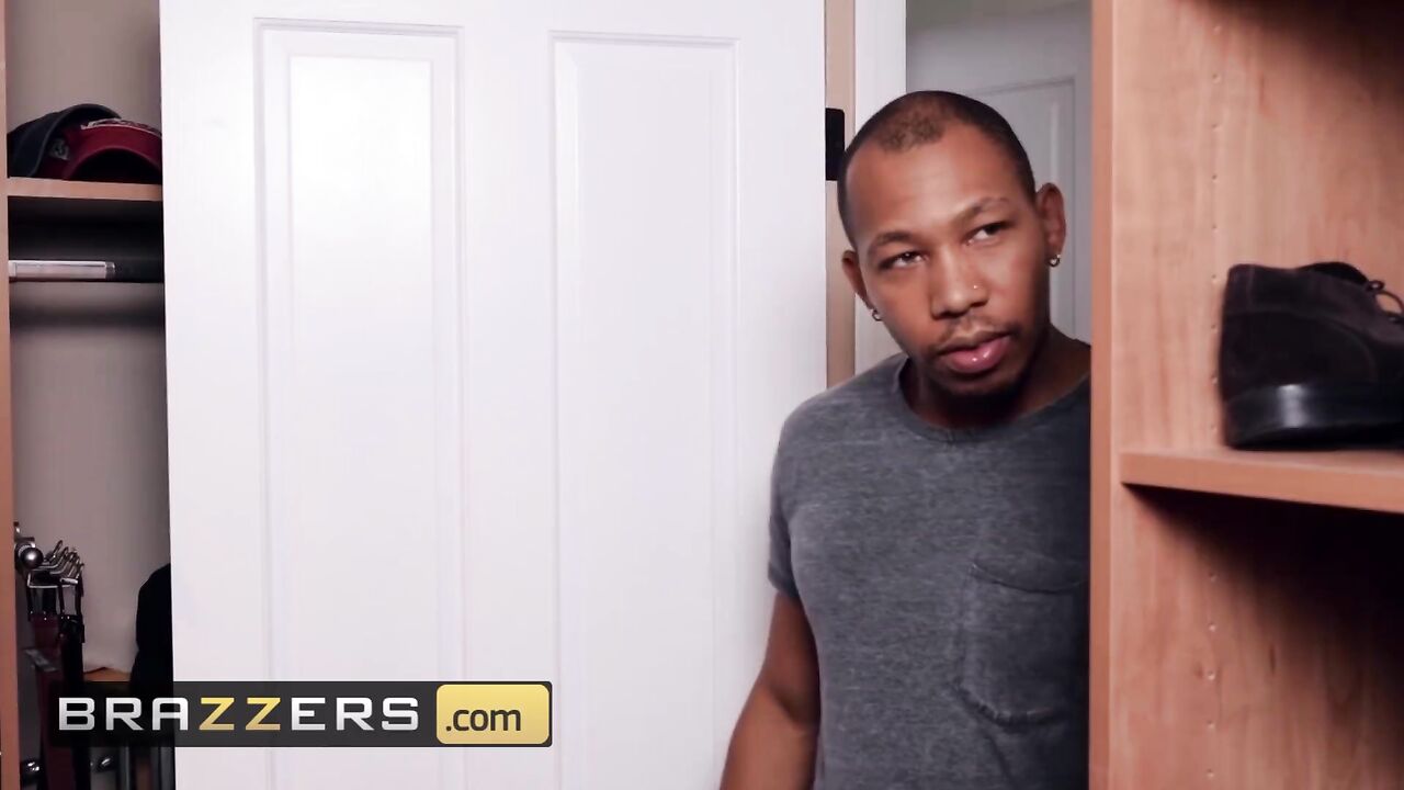 Brazzers - Thicc big tit Brooklyn Chase likes her feet rubbed