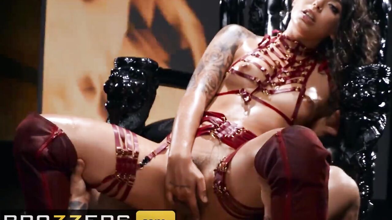 Brazzers - Thicc Devil Gina Valentina loves anal worship