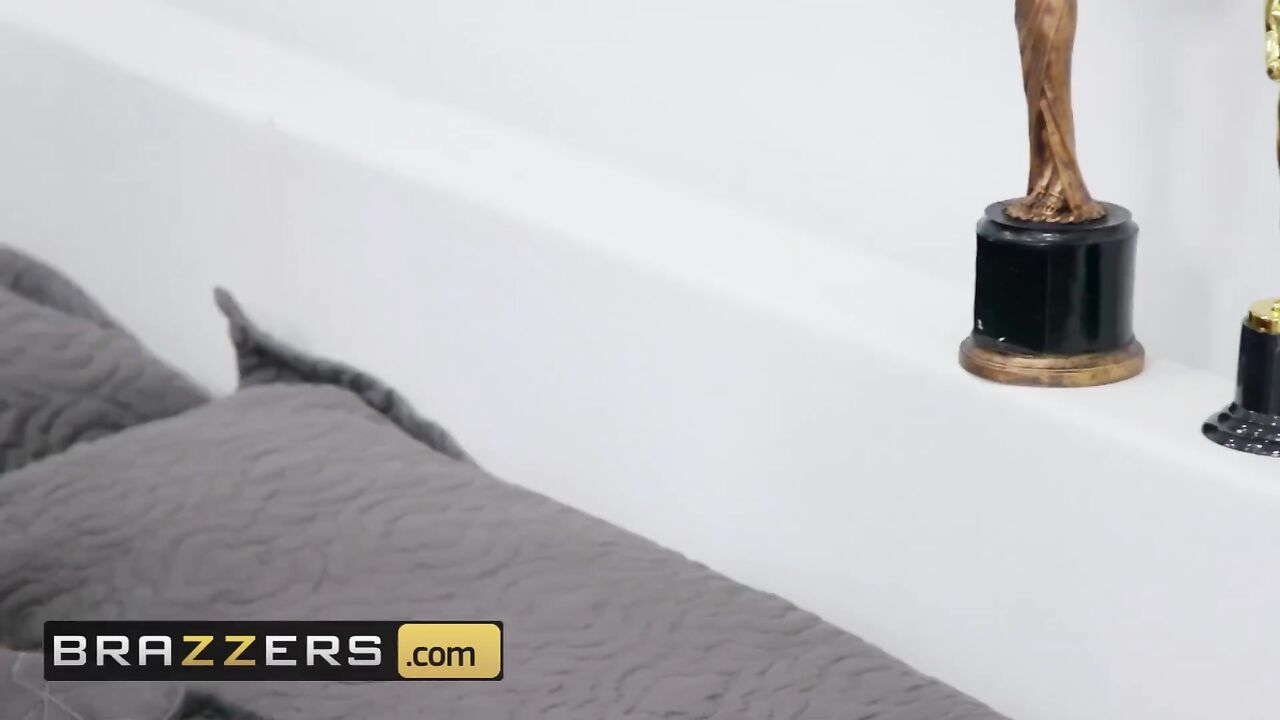 Brazzers - PAWG Britney Amber fucks pantie sniffer