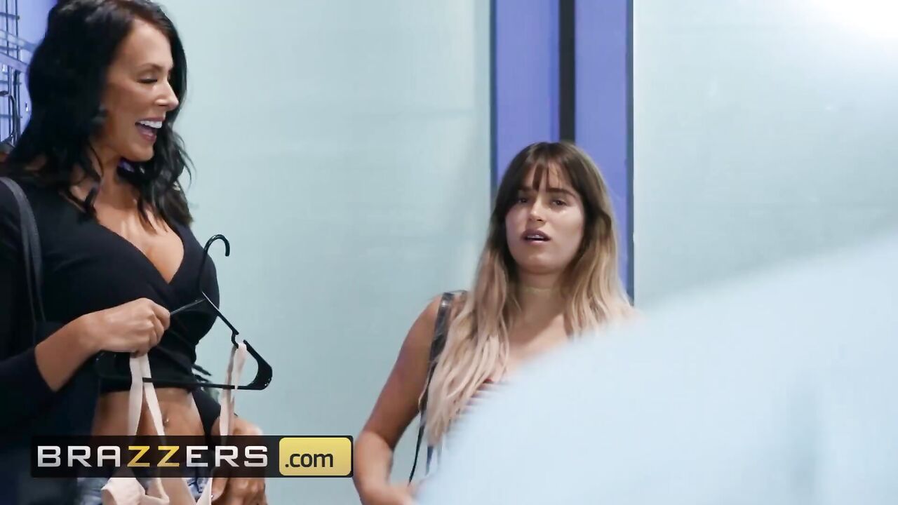 Brazzers - Big tit Milf Reagan Foxx gets porn fucked