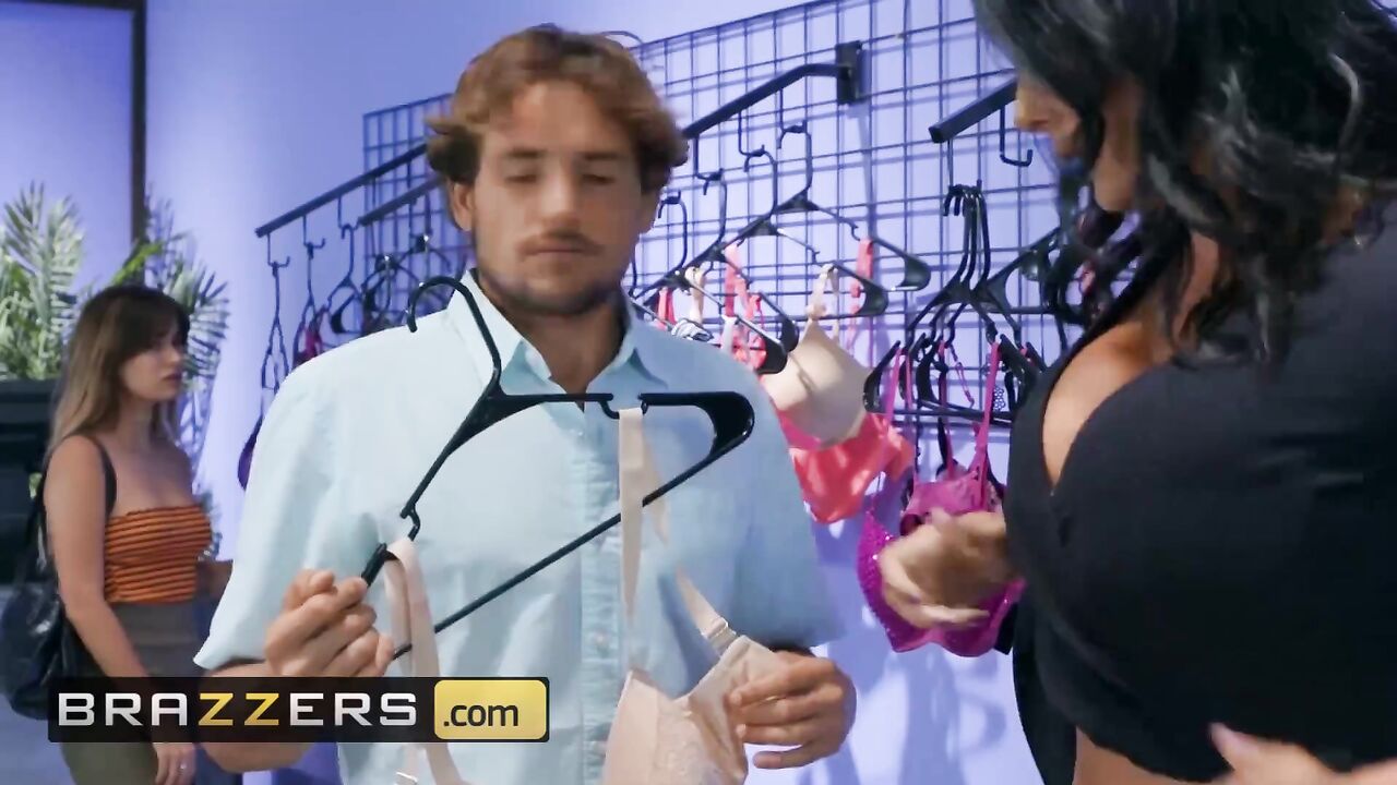 Brazzers - Big tit Milf Reagan Foxx gets porn fucked