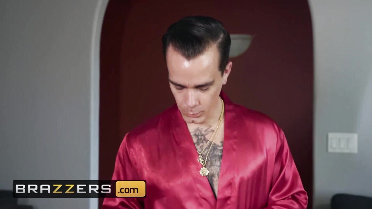 Brazzers - Desiree Dulce & Molly Stewart have some fun with massage