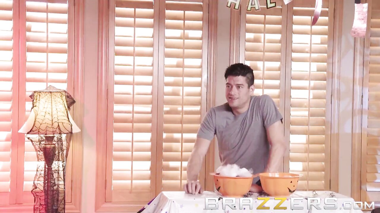 Brazzers - Penny Pax loves Halloween and deepthroating