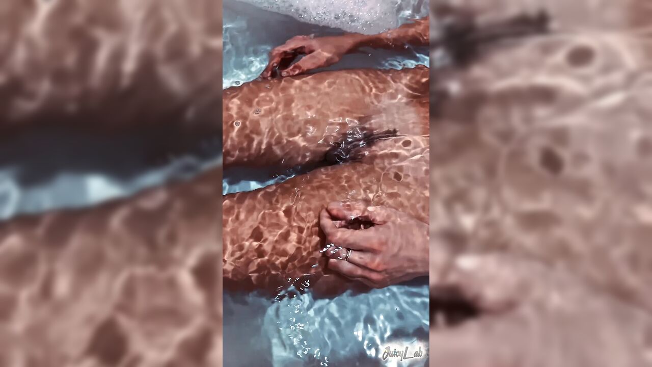 Big Meaty Puffy Pussy Bathing