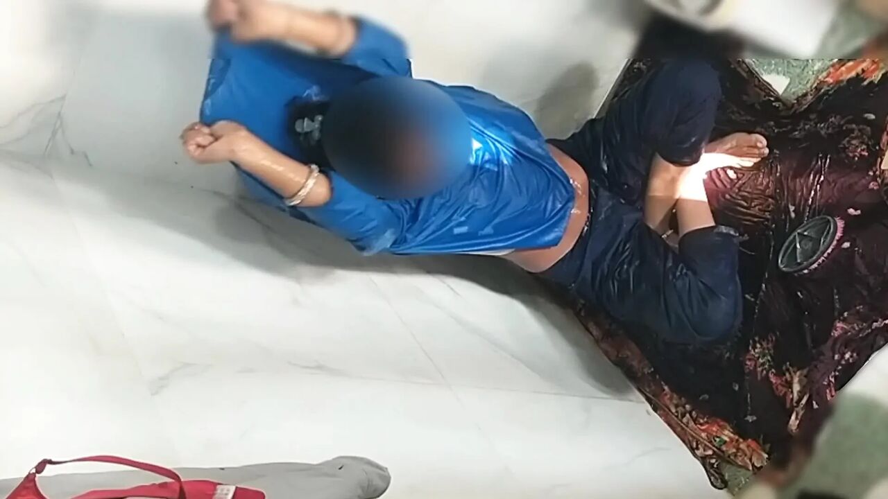 Indian hot saxy figure young bhabhi bath !! Bhabhi have gorgeous figure!!Chupke se video bna