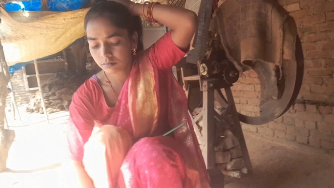 Oh yes Beautiful and cute bhabhi ji first desi village style Mein entry full romantic seen