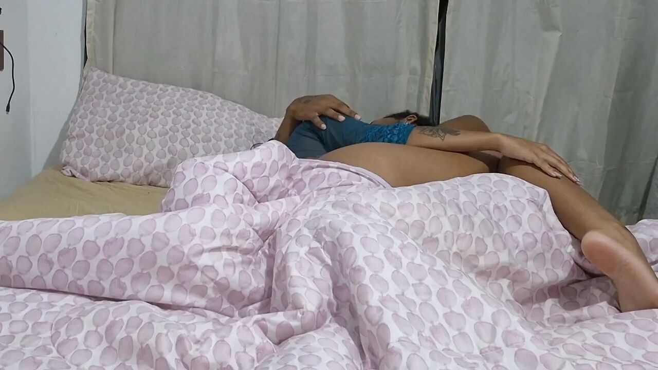Young Athlete Gave Her Pussy with Her Legs on Her Head and Without a Condom to Her Friend