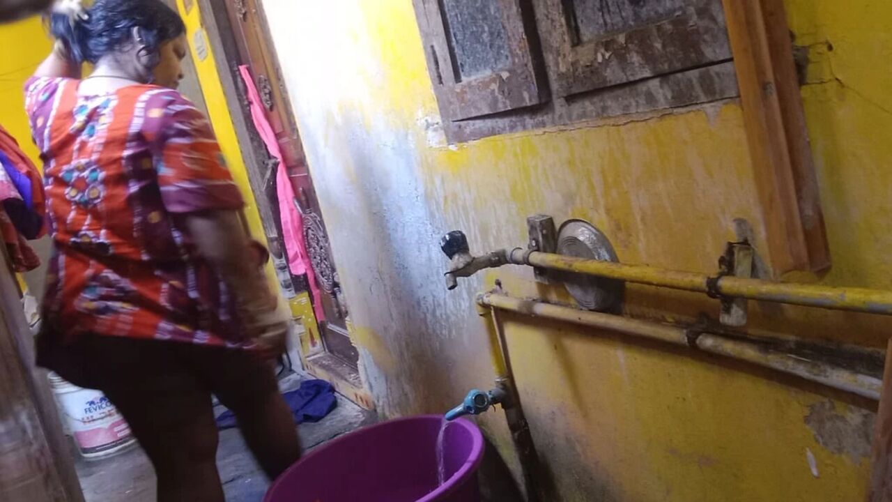 I secretly took a video of my girlfriend taking a bath in the bathroom. She's so beautiful.