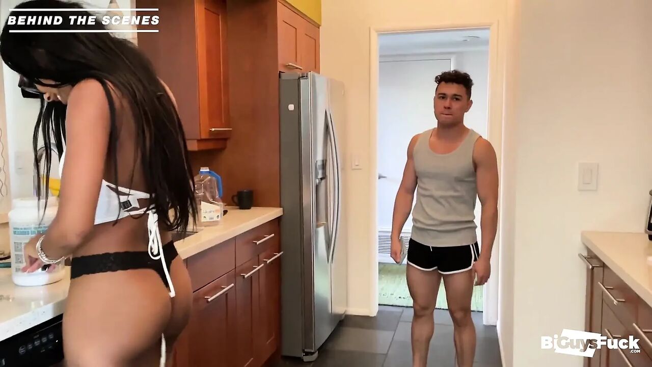 19yo Brianna Watches Guys Kiss & Taps Out Giggling!