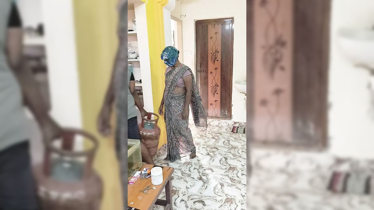 House Wife Fucks the Gas Cylinder Delivery Boy