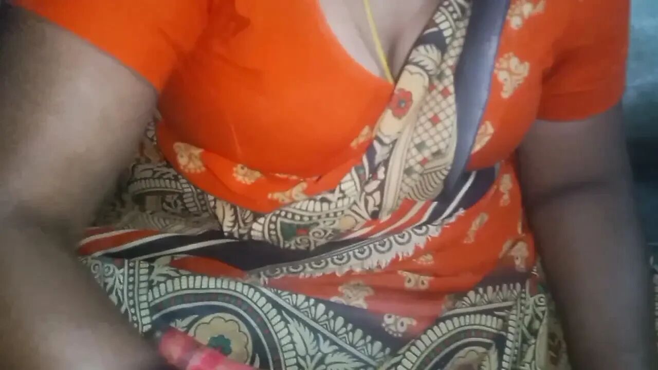 Indian tamil sexy saree aunty super boobs show