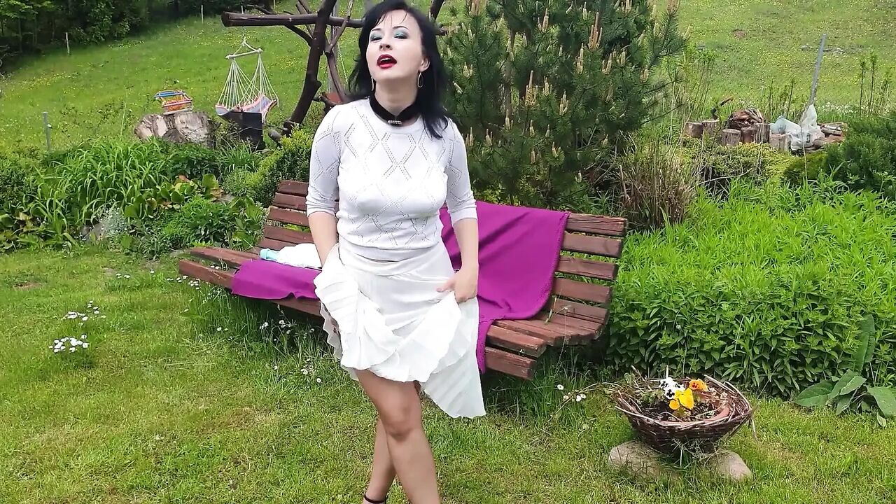 Wanilianna wanking her muff in garden