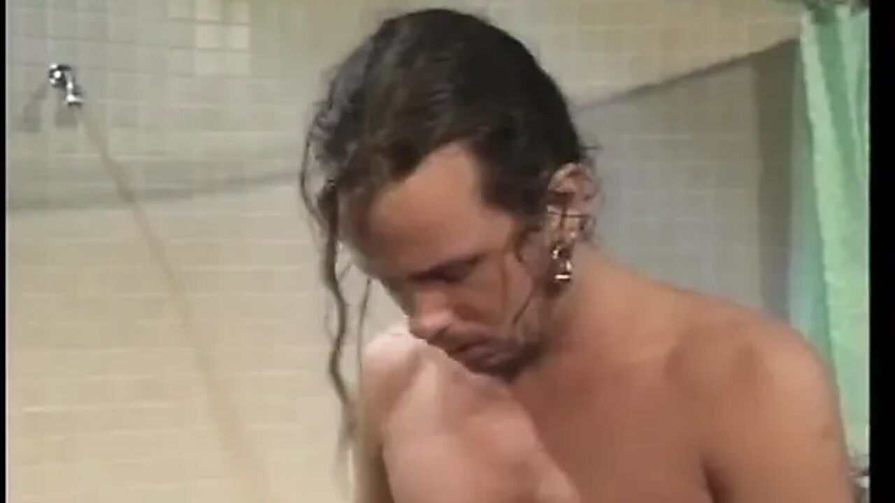 Threesome pussy fucking in the bathroom