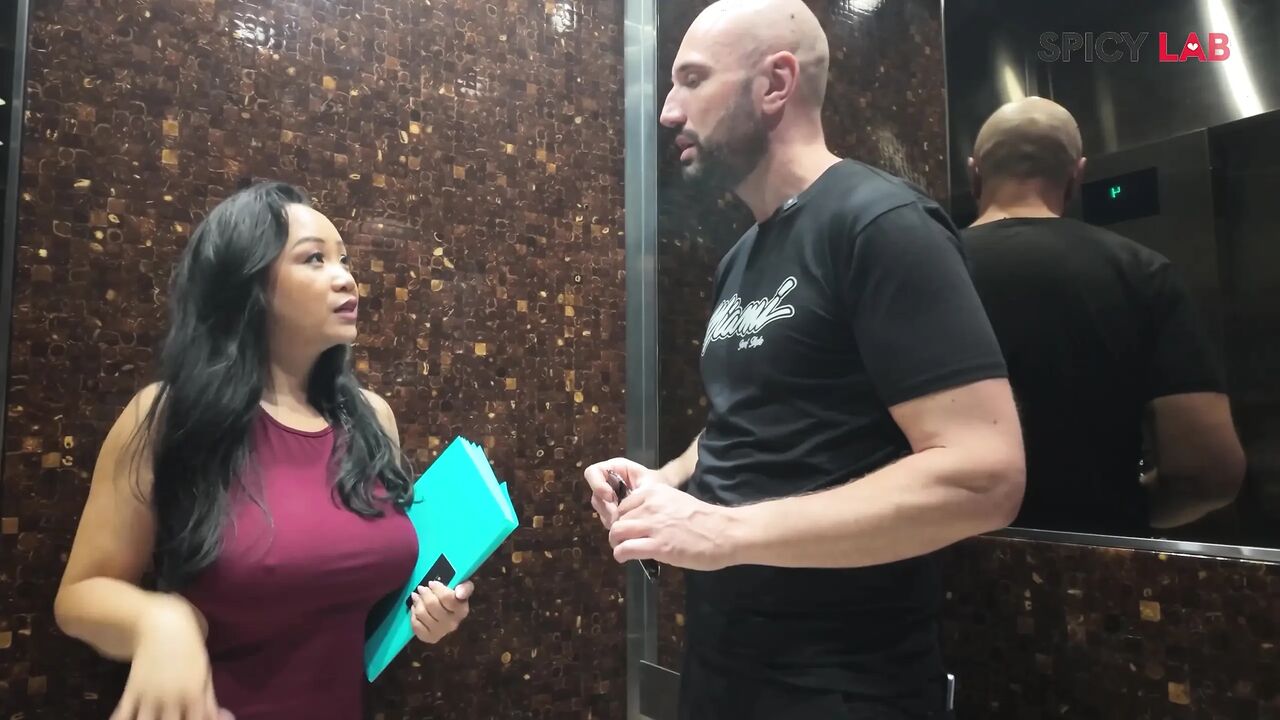 Spicy Worker - the Sexy House Agent