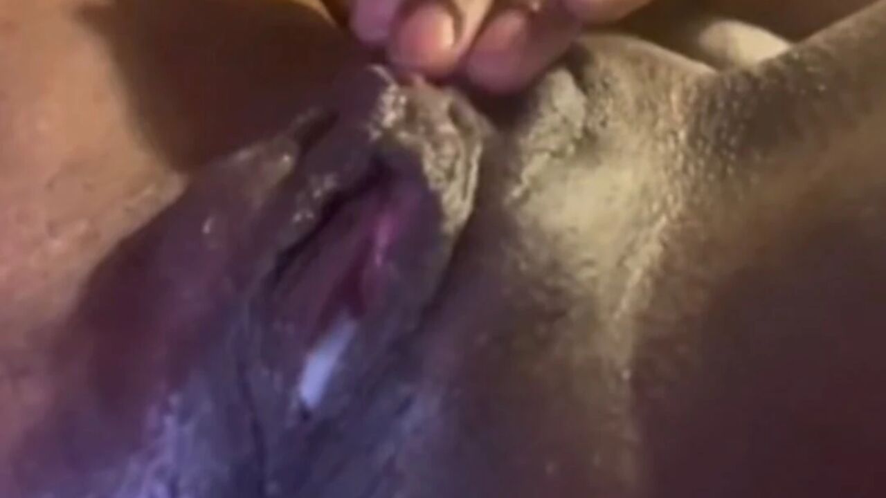 Solo ebony fingering herself home alone