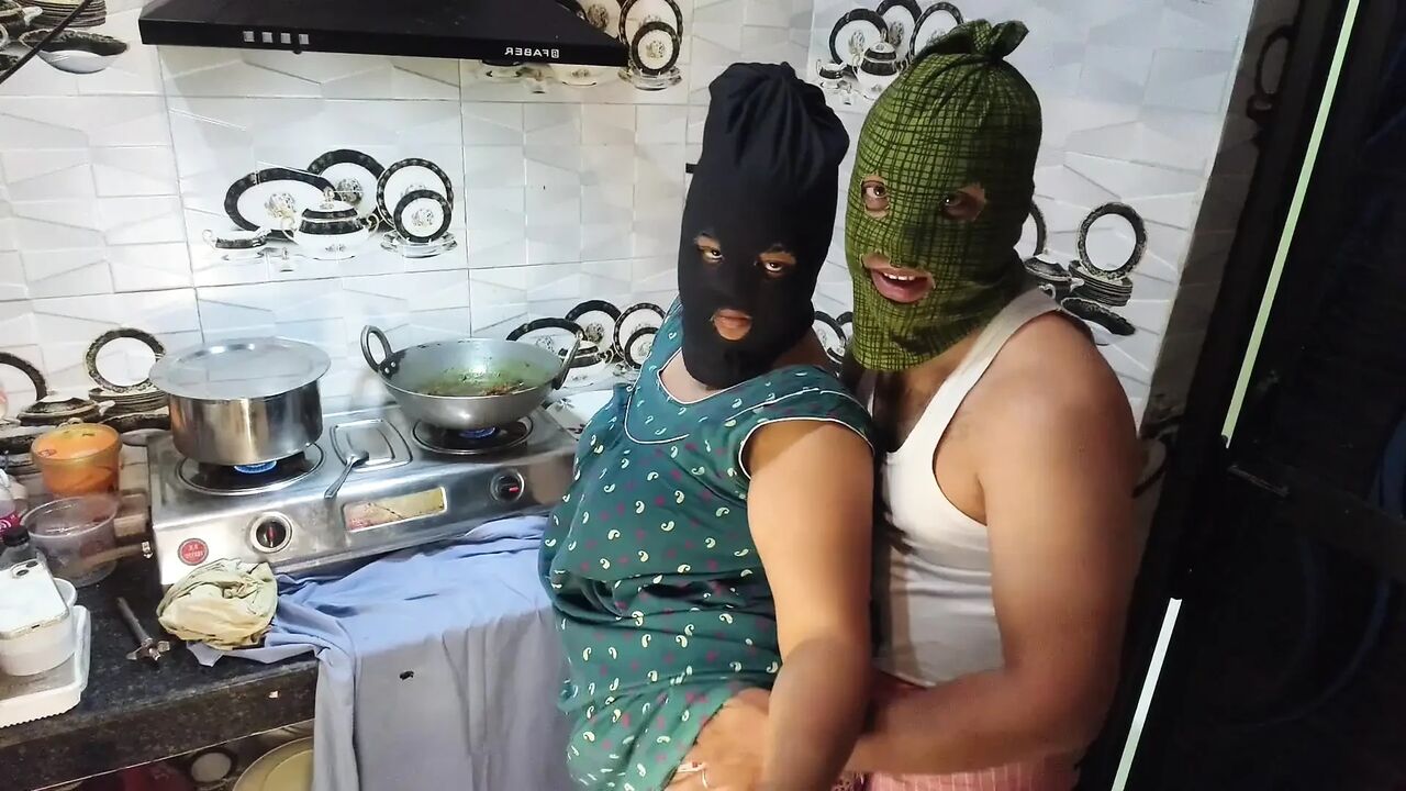 Bhabhi did maze kitchen with her brother in law hard fuck while husband was on duty.