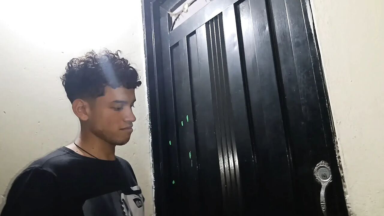 MILF with a big ass cancels the delivery guy with a great blowjob and hard sex
