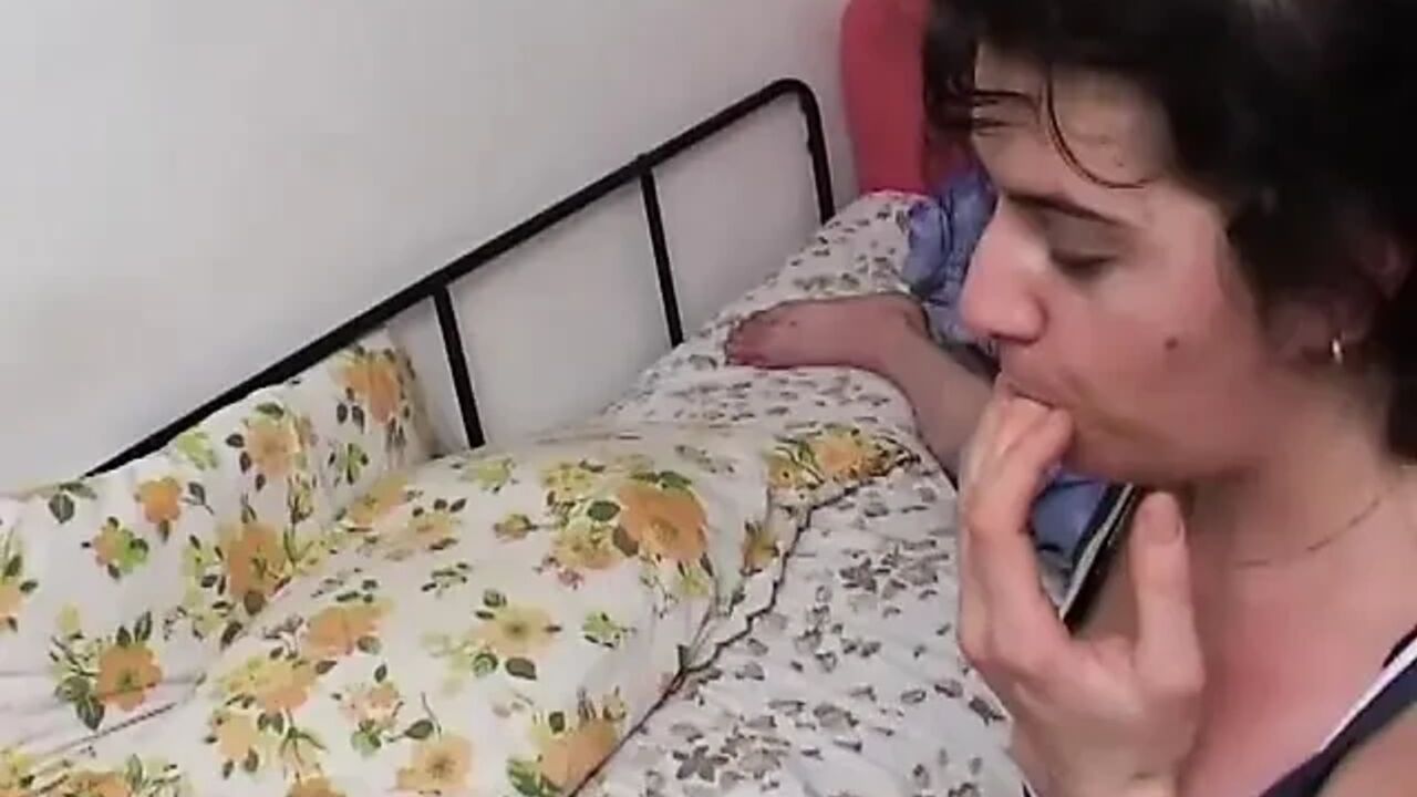 Amateur Italian brunette gives a juicy blowjob