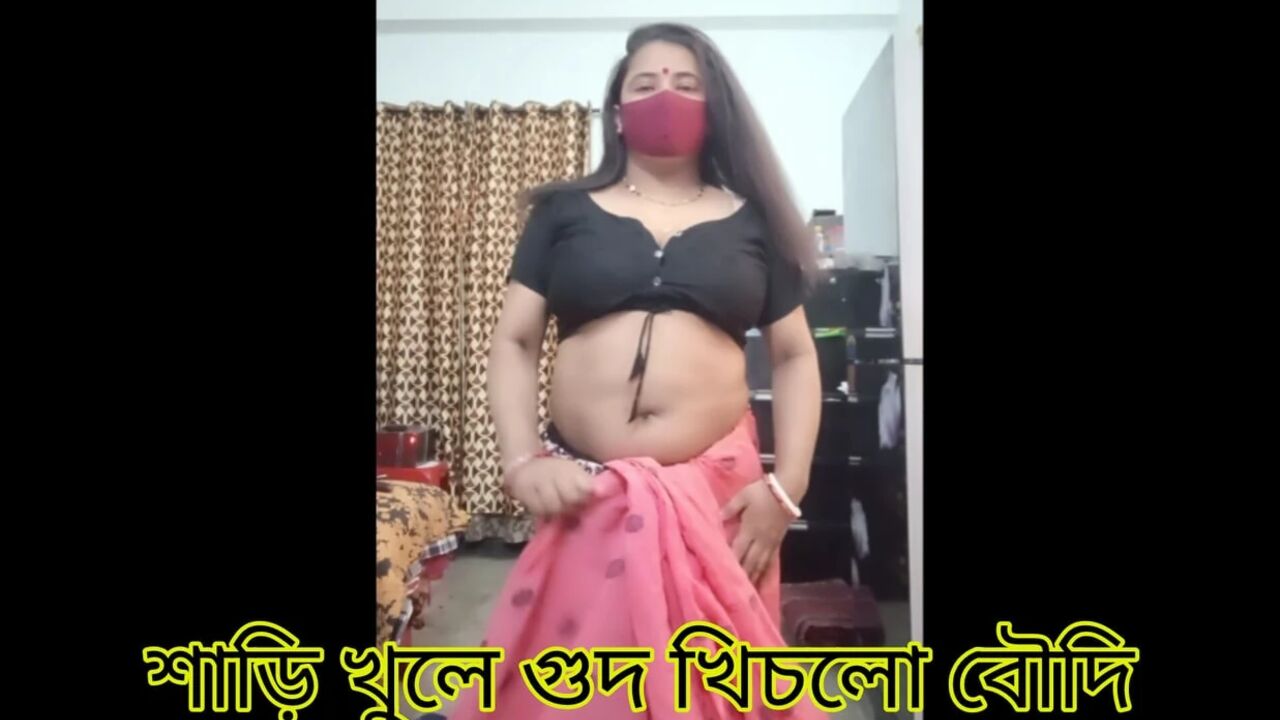Desi sexy boudi wearing saree and try to seducing her audience.