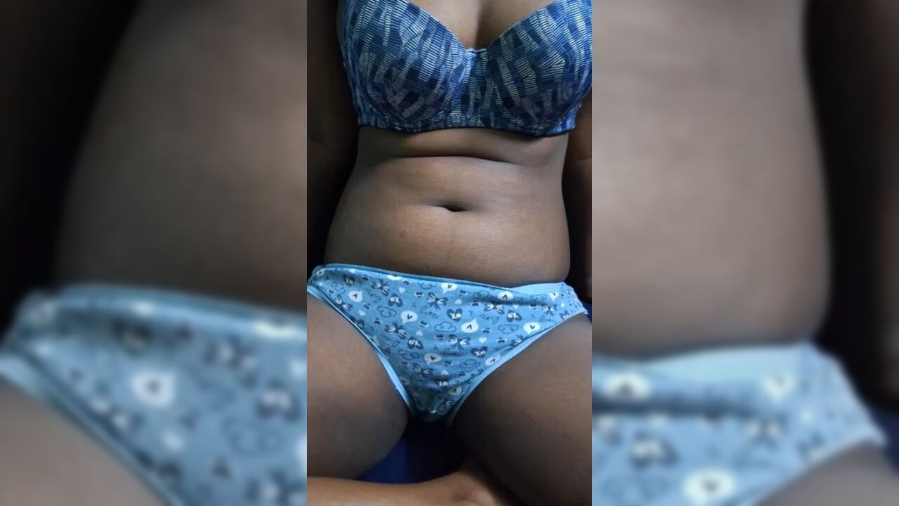 Indian college girl showing boobs(tamil clg ponnu molai)