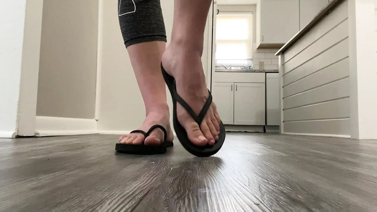 Flip Flop Modeling and Dangling Natural Toes