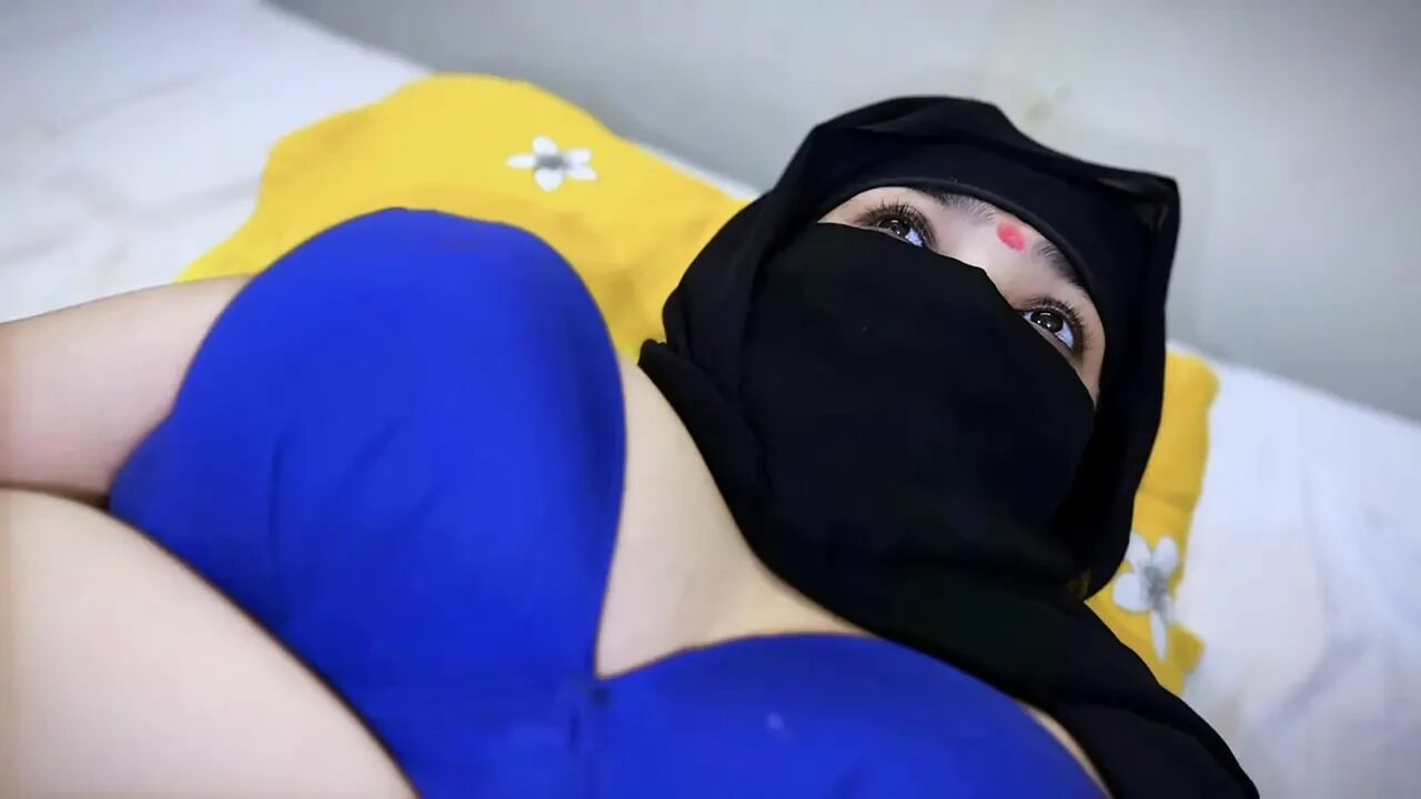 hijab & Niqab muslim girlfriend send me pussy licking video in early morning - huge wide thick pussy