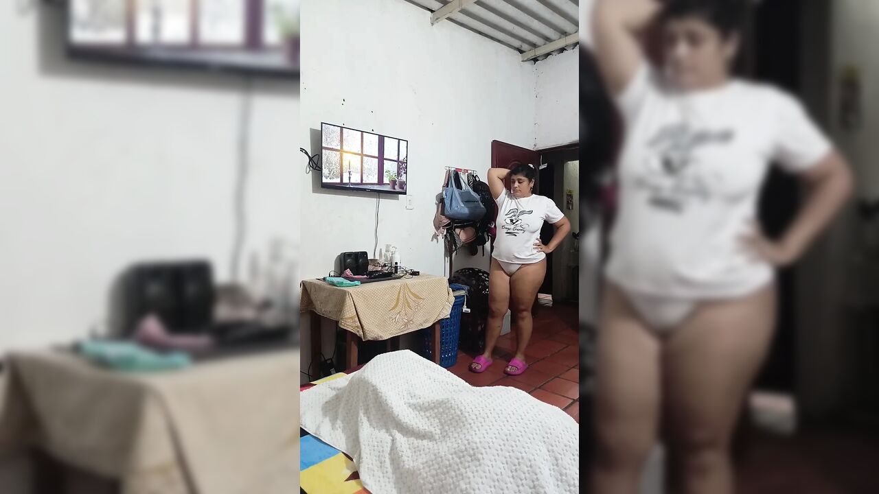 Mi Hermanastra Descubre Unos Juguetes Sexuales Y Los Pruebas Todos Hasta Elejir Uno Y Masturbarse