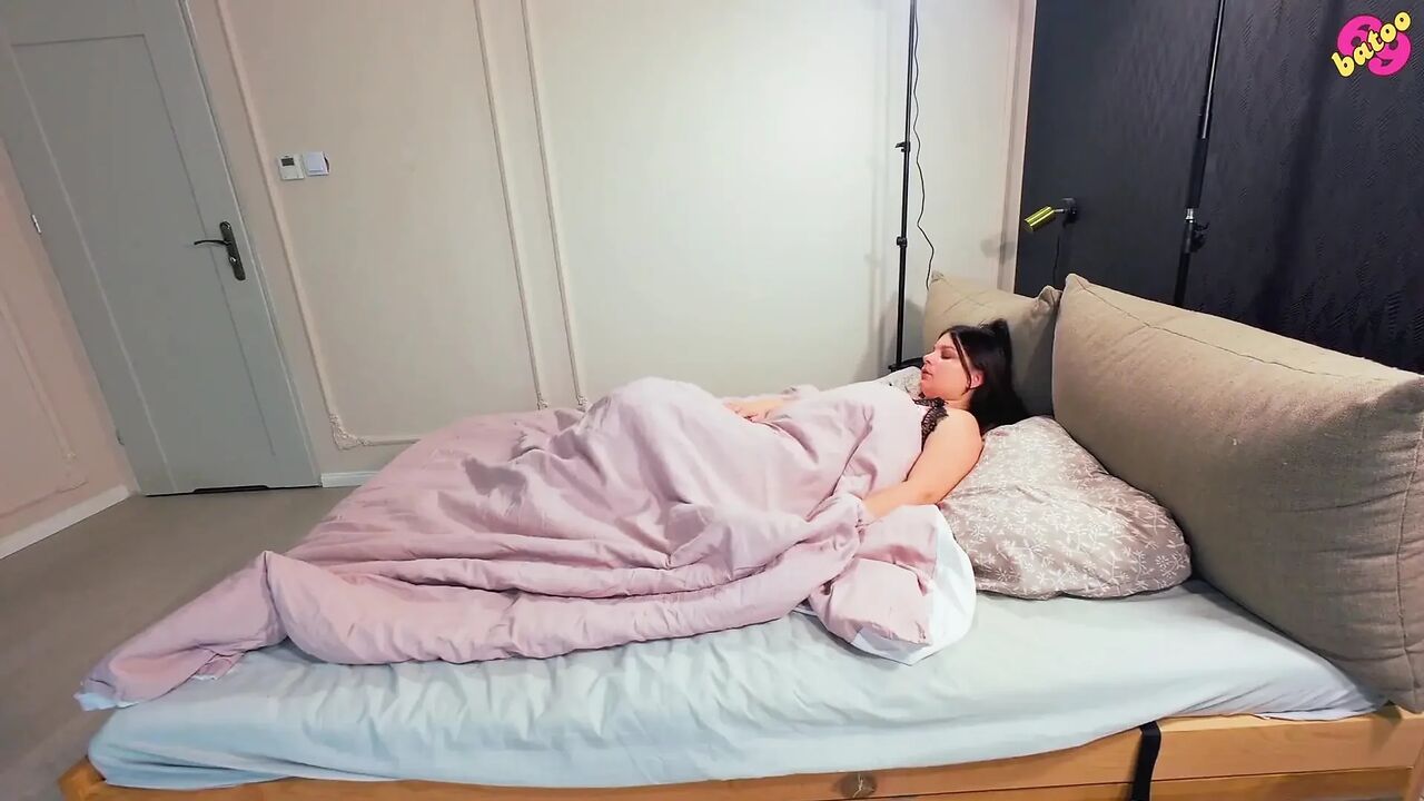 Home Alone Wife Masturbating in Early Morning Before Going to Work