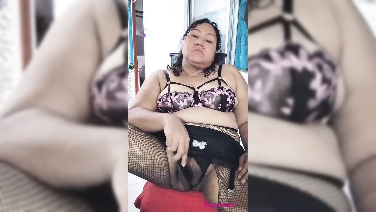 Colombian mommy slut Mei, fucked by huge black cock and deep throat Man uses the old system of picking up girls in his